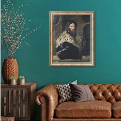 «Портрет мужчины 5» в интерьере гостиной с зеленой стеной над диваном