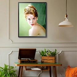 «Fonda, Jane 7» в интерьере комнаты в стиле ретро с проигрывателем виниловых пластинок