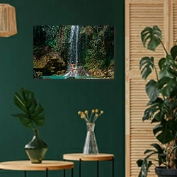 «Медитация у водопада 1» в интерьере в этническом стиле с зеленой стеной