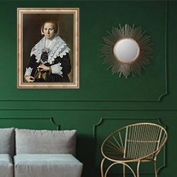 «Портрет женщины с веером» в интерьере классической гостиной с зеленой стеной над диваном