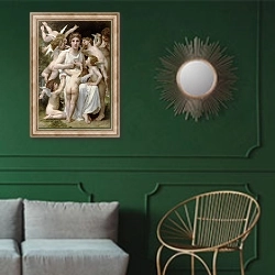 «Нападение» в интерьере классической гостиной с зеленой стеной над диваном