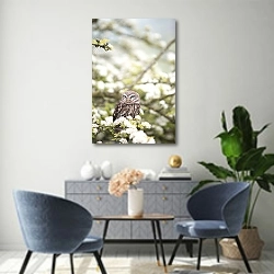 «Совенок на цветущем дереве» в интерьере современной гостиной над комодом
