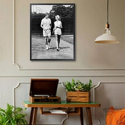 «Couple on the tennis court» в интерьере комнаты в стиле ретро с проигрывателем виниловых пластинок