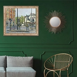 «Весна в Лондоне» в интерьере классической гостиной с зеленой стеной над диваном