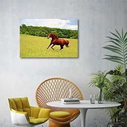 «Лошадь в поле» в интерьере современной гостиной с желтым креслом