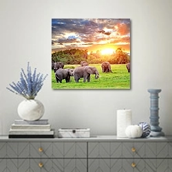 «Слоны на закате 2» в интерьере современной гостиной с голубыми деталями