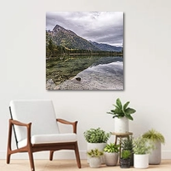 «Отражение горы в озере Хинтерзее» в интерьере современной комнаты над креслом