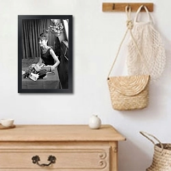 «Хепберн Одри 142» в интерьере в стиле ретро над комодом