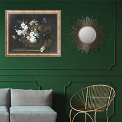 «Пионы,гвоздики и маки в бронзовой вазе» в интерьере классической гостиной с зеленой стеной над диваном