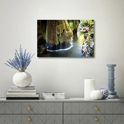 «Мшистый водопад» в интерьере современной гостиной с голубыми деталями