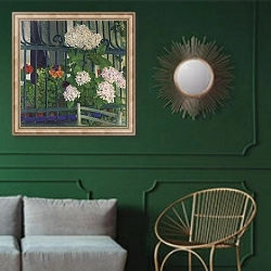 «Geranium; Geranien» в интерьере классической гостиной с зеленой стеной над диваном