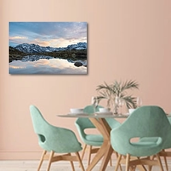 «Франция, Альпы. Горное озеро №2» в интерьере современной столовой в пастельных тонах