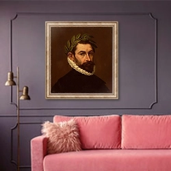 «Портрет поэта Алонсо Эрсильи-и-Суньиги» в интерьере гостиной с розовым диваном
