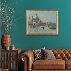 «Венеция 14» в интерьере гостиной с зеленой стеной над диваном