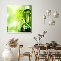 «Горлышко зеленой бутылки с виноградной лозой» в интерьере кухни в стиле ретро над обеденным столом