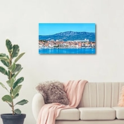 «Хорватия, Вид на город Сплит и горы» в интерьере современной светлой гостиной над диваном