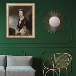 «Портрет Мэри Повис» в интерьере классической гостиной с зеленой стеной над диваном