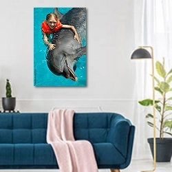 «Плавание с дельфином» в интерьере современной гостиной над синим диваном
