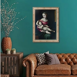 «Мадонна с ребенком» в интерьере гостиной с зеленой стеной над диваном