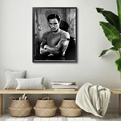 «Brando, Marlon (A Streetcar Named Desire) 2» в интерьере комнаты в стиле ретро с плетеными корзинами