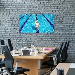 «Упражнения в бассейне» в интерьере современного офиса с черной кирпичной стеной