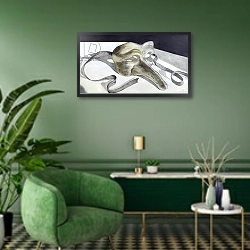 «Carnival Mask II» в интерьере классической гостиной с зеленой стеной над диваном