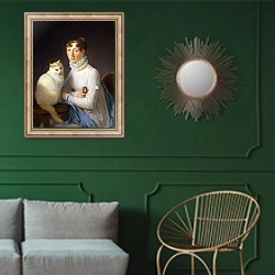 «Дама с кошкой» в интерьере классической гостиной с зеленой стеной над диваном