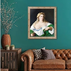 «Блондинка 2» в интерьере гостиной с зеленой стеной над диваном