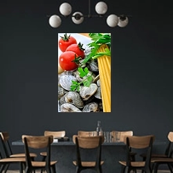 «Ингредиенты для спагетти с моллюсками» в интерьере столовой с черными стенами