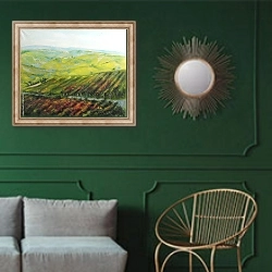 «Виноградники Барбареско» в интерьере классической гостиной с зеленой стеной над диваном