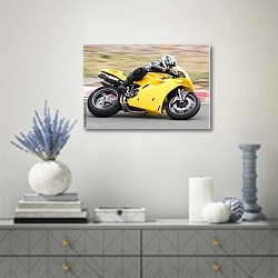 «Мотогонки. Желтый мотоцикл» в интерьере современной гостиной с голубыми деталями