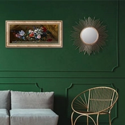 «Цветы в стеклянной вазе 2» в интерьере классической гостиной с зеленой стеной над диваном