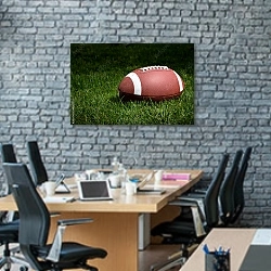 «Мяч для регби на траве» в интерьере современного офиса с черной кирпичной стеной