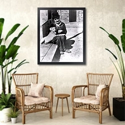 «Chaplin, Charlie (A Dog's Life)» в интерьере комнаты в стиле ретро с плетеными креслами