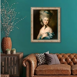 «Портрет дамы в голубом» в интерьере гостиной с зеленой стеной над диваном