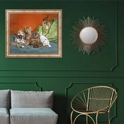 «Playful Kittens» в интерьере классической гостиной с зеленой стеной над диваном