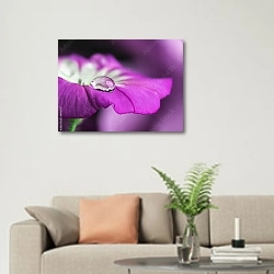 «Фиолетовый цветок с каплей» в интерьере современной светлой гостиной над диваном