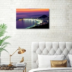 «Бразилия, Рио-де-Жанейро, пляж Копакабана» в интерьере современной спальни в белом цвете с золотыми деталями