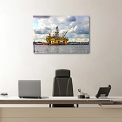 «Прибрежная нефтяная платформа в облачный день» в интерьере кабинета директора над офисным креслом