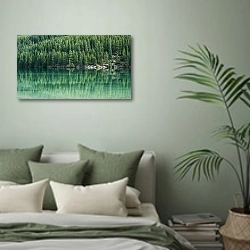 «Сосны, отражающиеся в воде» в интерьере современной спальни в зеленых тонах