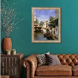 «A Venetian Canal Scene,» в интерьере гостиной с зеленой стеной над диваном