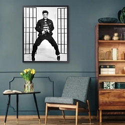 «Presley, Elvis (Jailhouse Rock) 2» в интерьере гостиной в стиле ретро в серых тонах