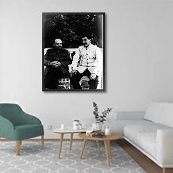 «История в черно-белых фото 40» в интерьере гостиной в скандинавском стиле с зеленым креслом