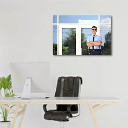 «Мужчина-охранник на открытом воздухе» в интерьере офиса над рабочим местом