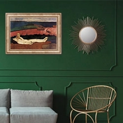 «Потеря девственности» в интерьере классической гостиной с зеленой стеной над диваном