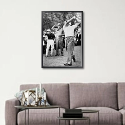 «История в черно-белых фото 866» в интерьере в скандинавском стиле над диваном