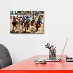 «Лошадиный забег» в интерьере офиса над рабочим местом сотрудника