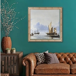 «Голландский корабль и другие лодки у берега» в интерьере гостиной с зеленой стеной над диваном