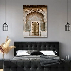 «Богато украшенный дверной проем, индийская архитектура, Джайпур» в интерьере современной спальни с черной кроватью