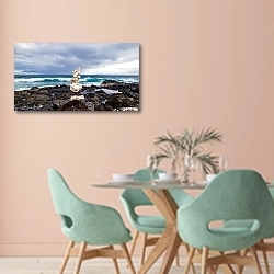 «Стопка камней на морском берегу» в интерьере современной столовой в пастельных тонах